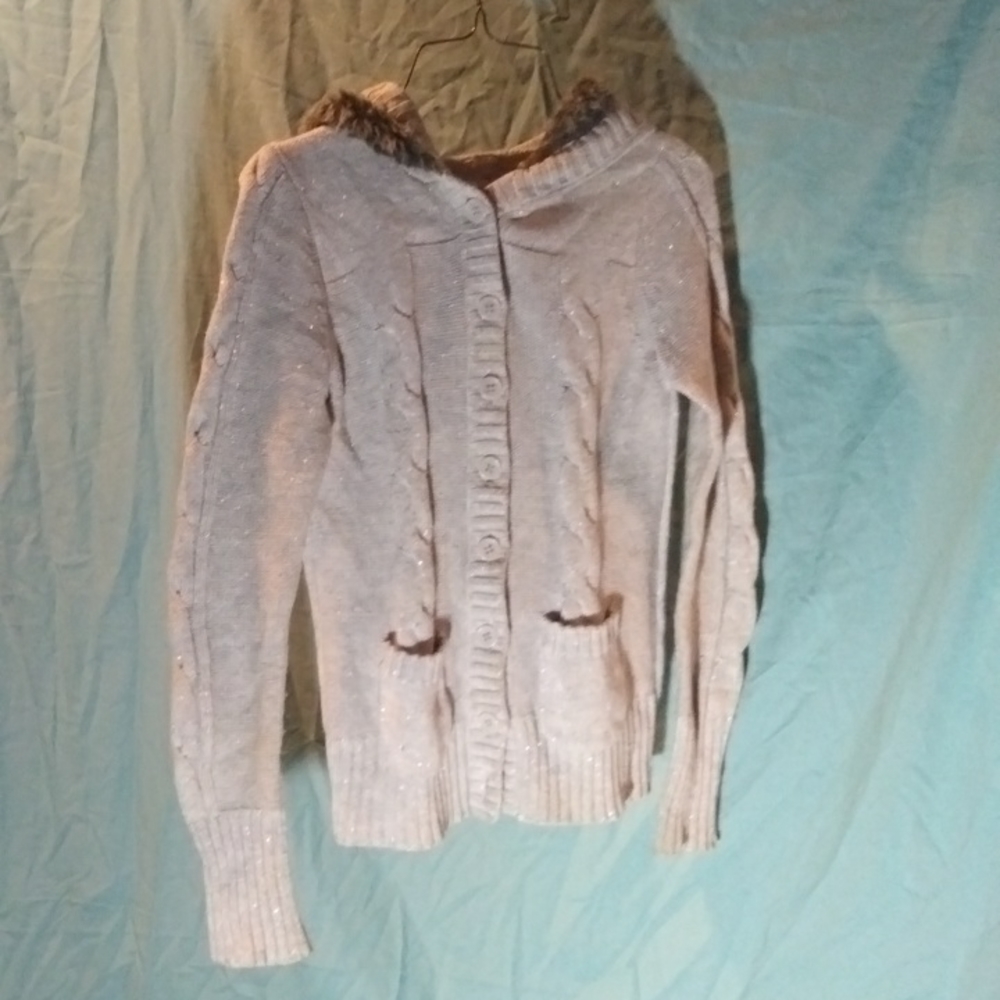 Hooded grey sweater, young girls, faux fur lining on hood